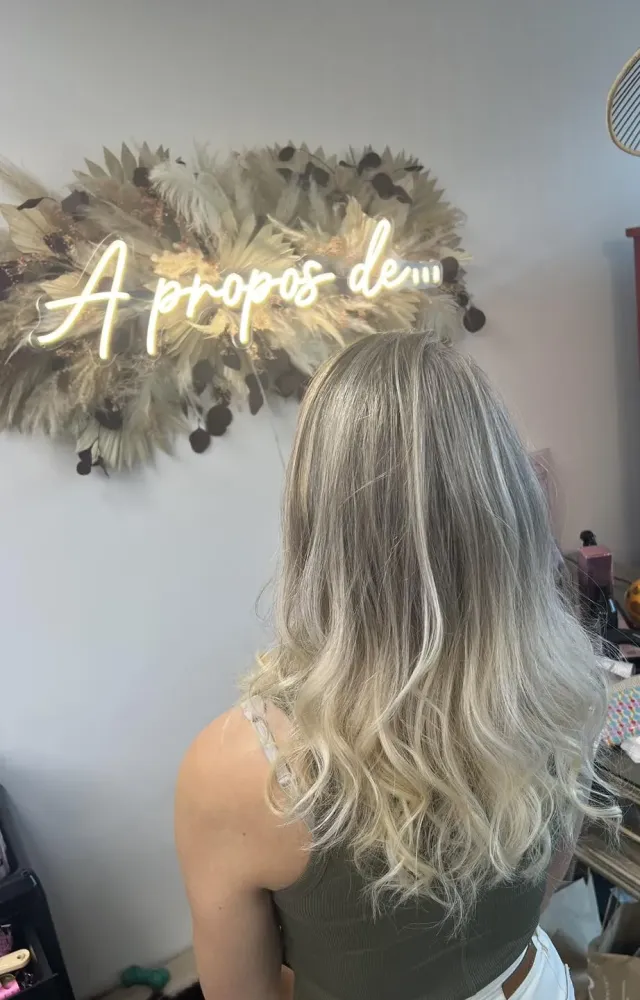 Coupe femme cheveux blonds platine